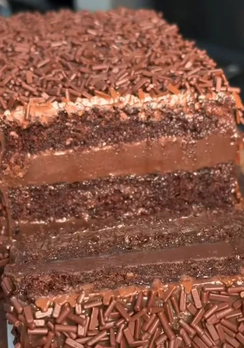 Detalhe das camadas e do recheio do Bolo de Chocolate