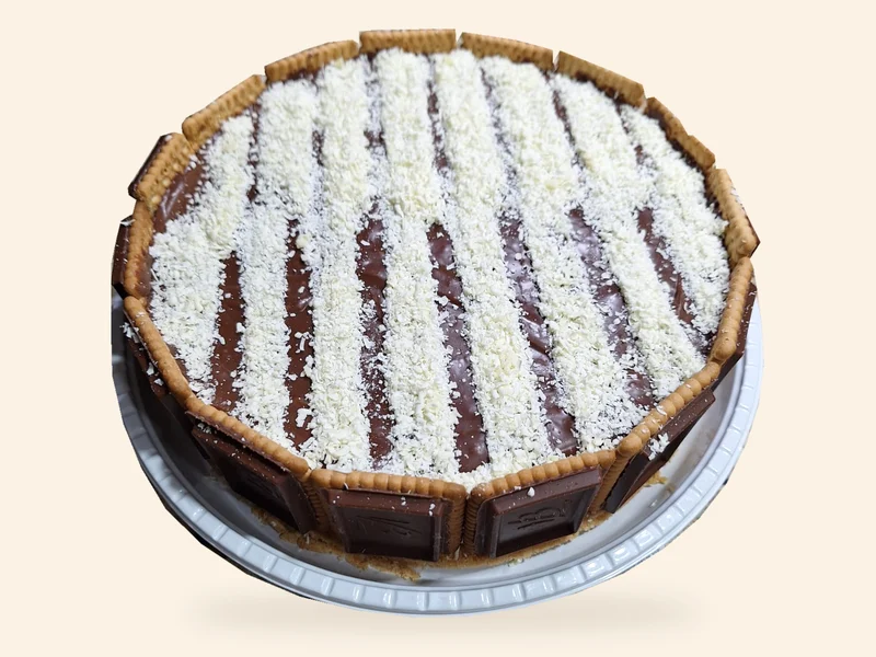 Torta Holandesa redonda com cobertura de chocolate, faixas claras e biscoitos nas laterais